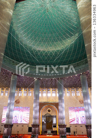 印尼雅加達伊斯蒂赫拉爾大清真寺的內部 印尼雅加達伊斯蒂赫拉爾大清真寺的內部 136334963
