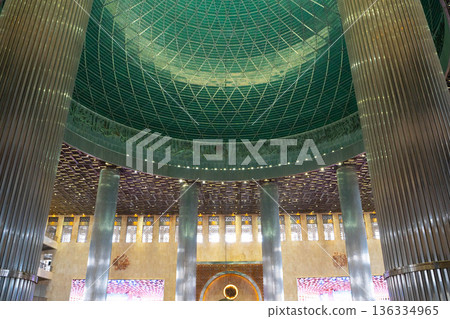 印尼雅加達伊斯蒂赫拉爾大清真寺的內部 印尼雅加達伊斯蒂赫拉爾大清真寺的內部 136334965