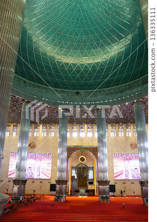 印尼雅加達伊斯蒂赫拉爾大清真寺的內部 印尼雅加達伊斯蒂赫拉爾大清真寺的內部 136335111