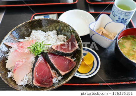 新鮮海鮮飯,直接從產地運送(三種海鮮:生銀魚、烤鰹魚、紅鯛魚) 新鮮海鮮飯,直接從產地運送(三種海鮮:生銀魚、烤鰹魚、紅鯛魚) 136335191