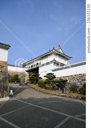 姬路城（白鷺城）的主城門櫻門和白色城牆，姬路城是世界遺產和國寶。 136335230