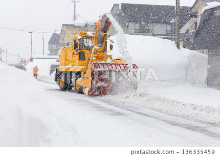 旋轉式除雪機清除積雪 旋轉式除雪機清除積雪 136335459