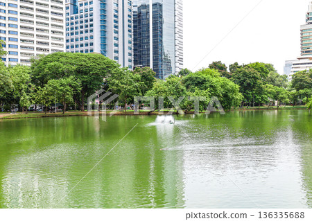 摩天大樓林立的城市景觀 [泰國曼谷] 136335688