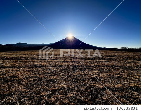 地球、天空、富士山和太陽 地球、天空、富士山和太陽 136335831