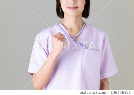 一位身穿醫用工作服的中年女護士 一位身穿醫用工作服的中年女護士 136336191