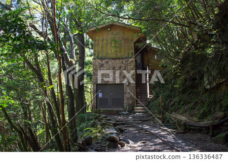 屋久島健行步道上的廁所 屋久島健行步道上的廁所 136336487