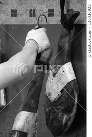 香港德福多西一條名為“海米街”的干貨專業街出售的雲南三元豬肉金華火腿 香港德福多西一條名為“海米街”的干貨專業街出售的雲南三元豬肉金華火腿 136336928