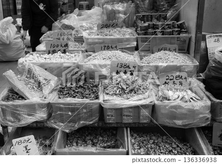 A store that sells medicinal herbs, dried scallops, and salt-dried fish from the west of Des Voeux Road, Hong Kong. Some do not know what dish to use 136336938