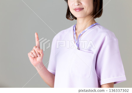 一位身穿醫用工作服的中年女護士 一位身穿醫用工作服的中年女護士 136337302