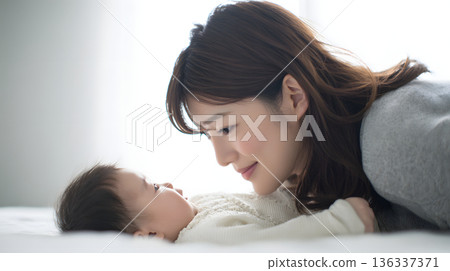 溫馨的育兒場景：一位母親凝視著嬰兒的眼睛。充滿愛意的親子時光。 136337371