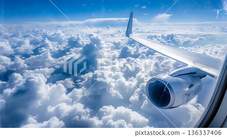 搭乘飛機，翱翔於雲海和藍天之上，體驗空中旅行的樂趣。 136337406