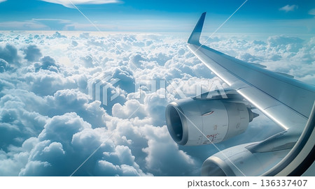 搭乘飛機，翱翔於雲海和藍天之上，體驗空中旅行的樂趣。 136337407