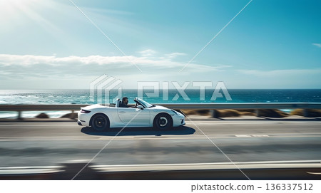 乘坐白色敞篷車沿著蔚藍的大海兜風，感覺真棒！ 136337512