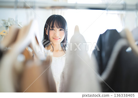 日本女性在購物時挑選衣服的自然場景。 136338405