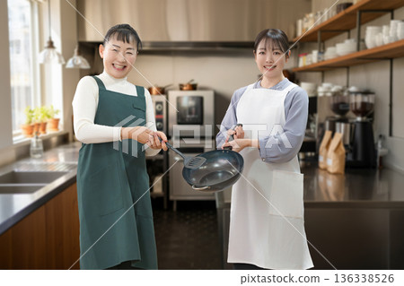 一位正在做飯的女士和一間廚房 136338526