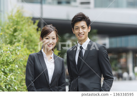 一幅可信的日本男女商務人士戶外微笑肖像 一幅可信的日本男女商務人士戶外微笑肖像 136338595