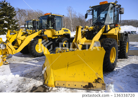 重型機械參與除雪作業 136338720