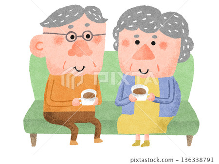 一對和藹的老夫婦在沙發上享用咖啡的插圖 136338791