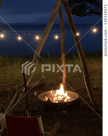 夜晚湖邊篝火和彩燈 136338871