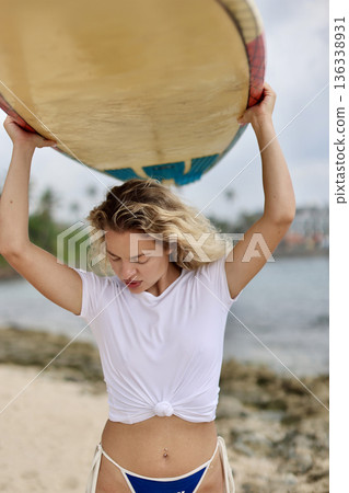 Relaxed Woman In Sunlit Setting. Calm Female Figure With Knotted Shirt Smiling On Warm Sunny Shore 136338931