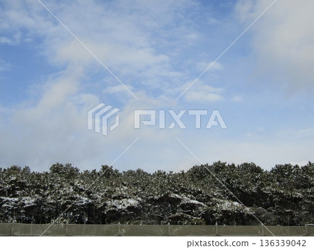 藍天和白色雲彩在Inage沿岸航行 藍天和白色雲彩在Inage沿岸航行 136339042
