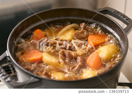 鍋裡燉煮的肉和土豆 136339713