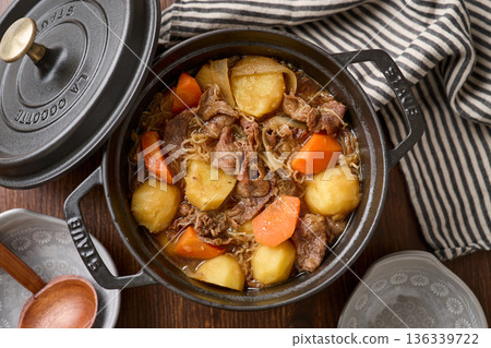鍋裡燉煮的肉和土豆 鍋裡燉煮的肉和土豆 136339722
