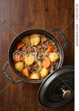 鍋裡燉煮的肉和土豆 136339726