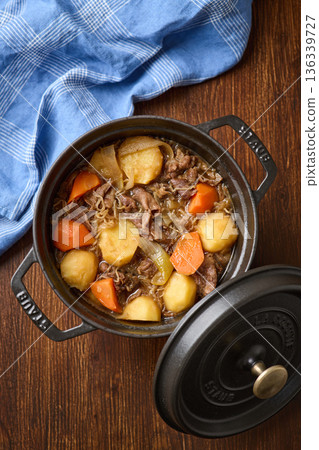 鍋裡燉煮的肉和土豆 鍋裡燉煮的肉和土豆 136339727