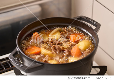 鍋裡燉煮的肉和土豆 鍋裡燉煮的肉和土豆 136339728
