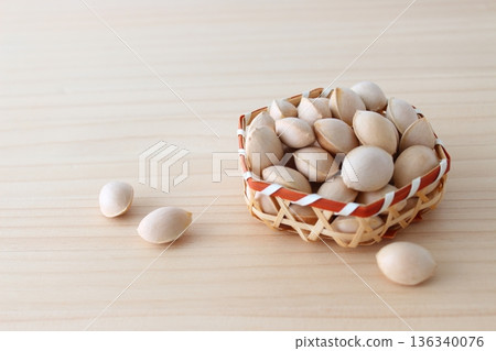 銀杏種子帶殼（特寫）[簡潔、自然、留白] 136340076