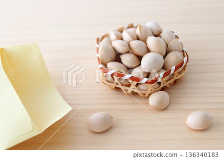 Shelled ginkgo nuts - preparation image (microwave, envelope) [simple, natural, copy space] 136340183