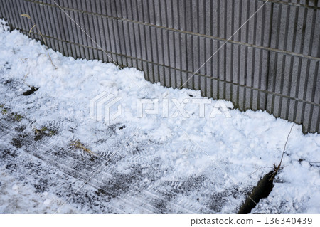 Snow-covered ground, snow, residential area, February [Kanagawa Prefecture] 136340439