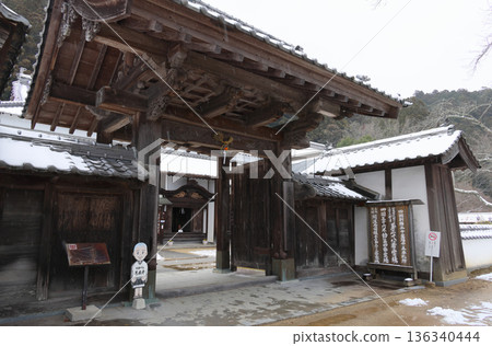 四國朝聖之旅中的另一個聖地。從四國二十大聖地之一－橋倉寺的內門望去，可以看到白雪皚皚的主殿。 136340444
