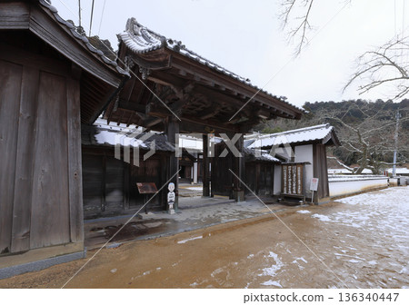 四國朝聖之旅中的另一個聖地。橋倉寺本寺內門,橋倉寺是四國二十大聖地中的第十五座。 四國朝聖之旅中的另一個聖地。橋倉寺本寺內門,橋倉寺是四國二十大聖地中的第十五座。 136340447