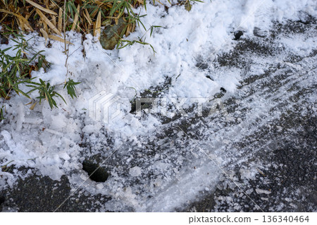 Snow piled up, snow, mountain road, country road, cold wave, road, winter scenery, February [Kanagawa Prefecture] 136340464