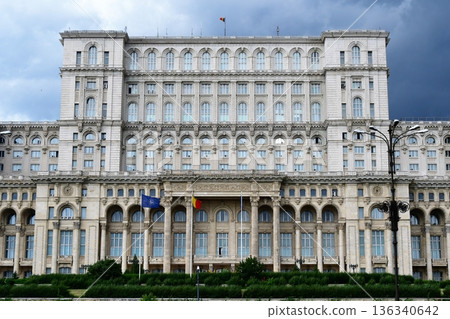 羅馬尼亞，布加勒斯特，議會宮，從憲法廣場眺望 136340642