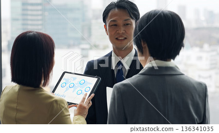 正在辦公室接受訪問的男性商務人士 136341035