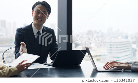 一群商務人士在辦公室開會,背景是城市 一群商務人士在辦公室開會,背景是城市 136341037