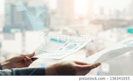 女人正在看文件,背景是城市 女人正在看文件,背景是城市 136341055
