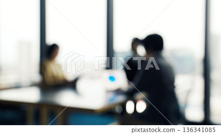 一群商務人士在辦公室開會的模糊影像 一群商務人士在辦公室開會的模糊影像 136341085