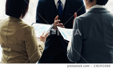 正在辦公室接受訪問的男性商務人士 正在辦公室接受訪問的男性商務人士 136341088