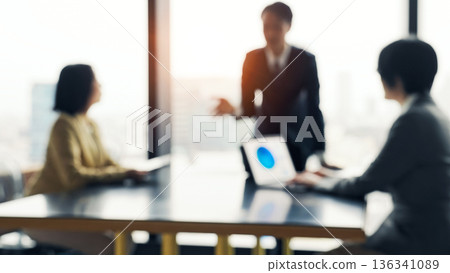 一群商務人士在辦公室開會的模糊影像 一群商務人士在辦公室開會的模糊影像 136341089