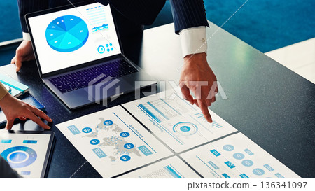 一群商務人士在辦公室開會 136341097