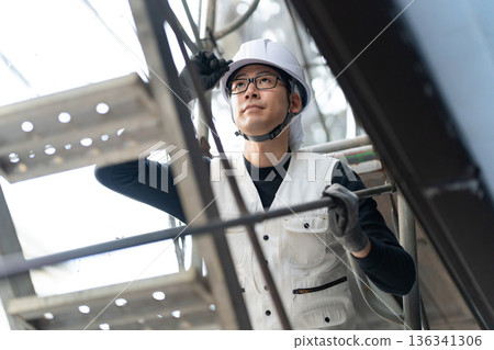 身穿工作服、燈籠褲、頭戴頭盔的男士 136341306