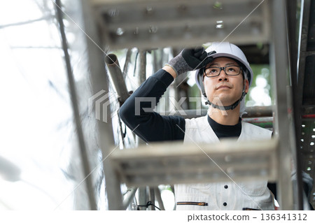 身穿工作服、燈籠褲、頭戴頭盔的男士 136341312