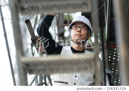 身穿工作服、燈籠褲、頭戴頭盔的男士 136341319