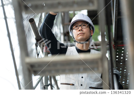 身穿工作服、燈籠褲、頭戴頭盔的男士 136341320