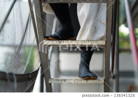 穿著工作服、燈籠褲、分趾襪和腳的男人們 136341328