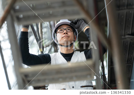 身穿工作服、燈籠褲、頭戴頭盔的男士 136341330